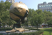 La sculpture du World Trade Center a été réinstallée en l'état dans Battery Park.