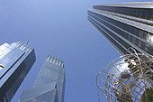 Broadway passe juste devant Columbus Circle.