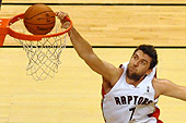 Andrea Bargnani en plein vol