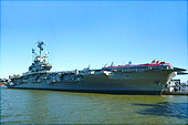 La silhouette de l'USS Intreprid.