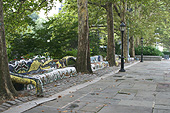 Offrez-vous une petite pause sur un banc, à l'ombre.