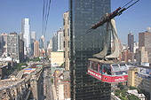Le téléphérique s'élève à 76 mètres au-dessus de la ville et de l'East river.