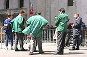 Des courtiers font la pause devant la bourse de New York.