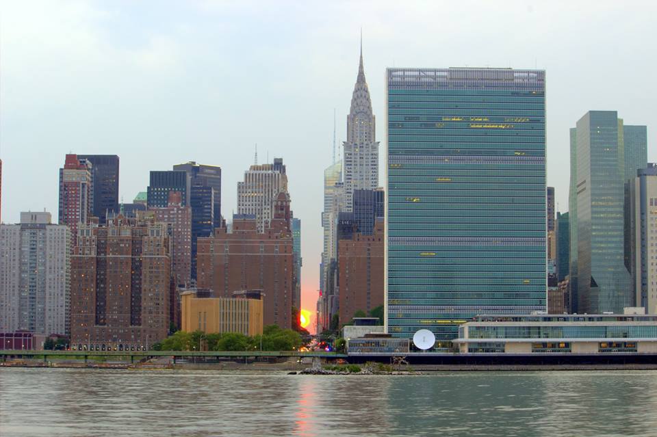 Manhattanhenge depuis le Gantry Plaza State Park. (Photo Vinay Idoux)