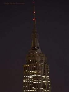 Le sommet de l'Empire State building plongé dans le noir.