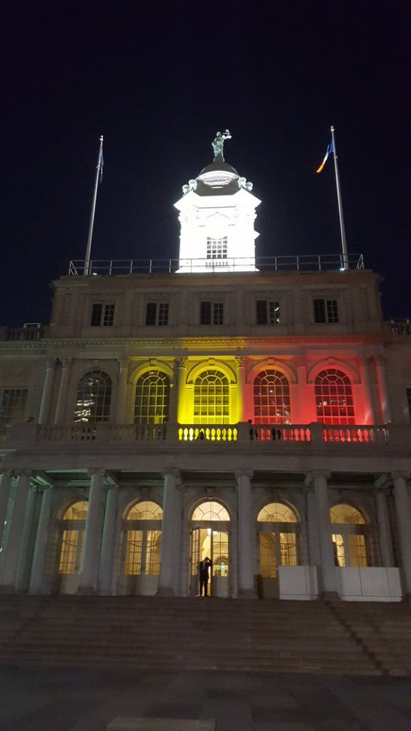 La mairie de New York en noir, or et rouge.