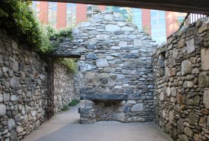 La reconstruction d'une maison irlandaise. (Photo Marjorie)