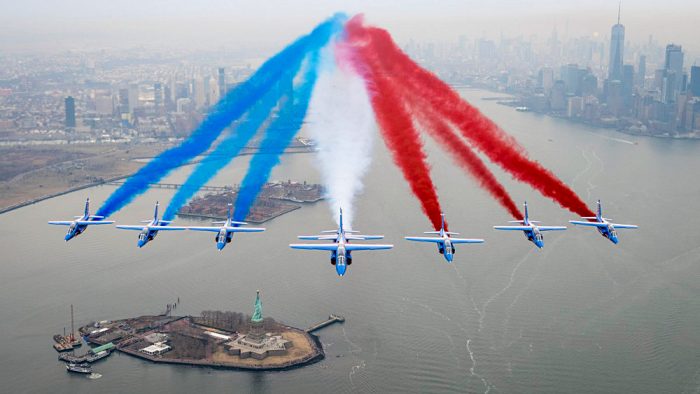 bizarre....  - Page 22 Patrouille-de-france-new-york-700x394