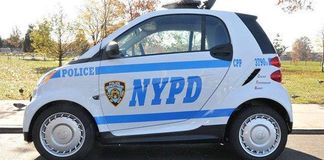 Une smart aux couleurs du NYPD dans Central Park