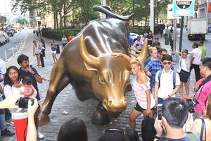 La foule devant le taureau de Wall Street.