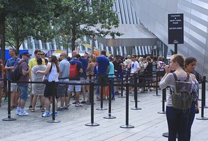 La foule à l'entrée du musée du 11 septembre... et un accès coupe-file désert !