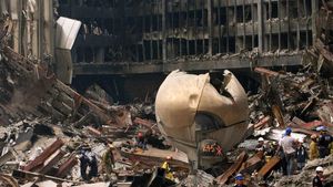 La Sphère dans les décombres, en septembre 2001. (Photo PA)